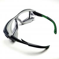 Lunettes de protection a la vue avec jupe en elastomere