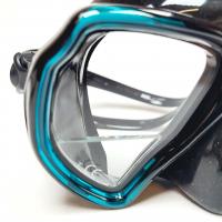 Masque de plongee avec vision de pres